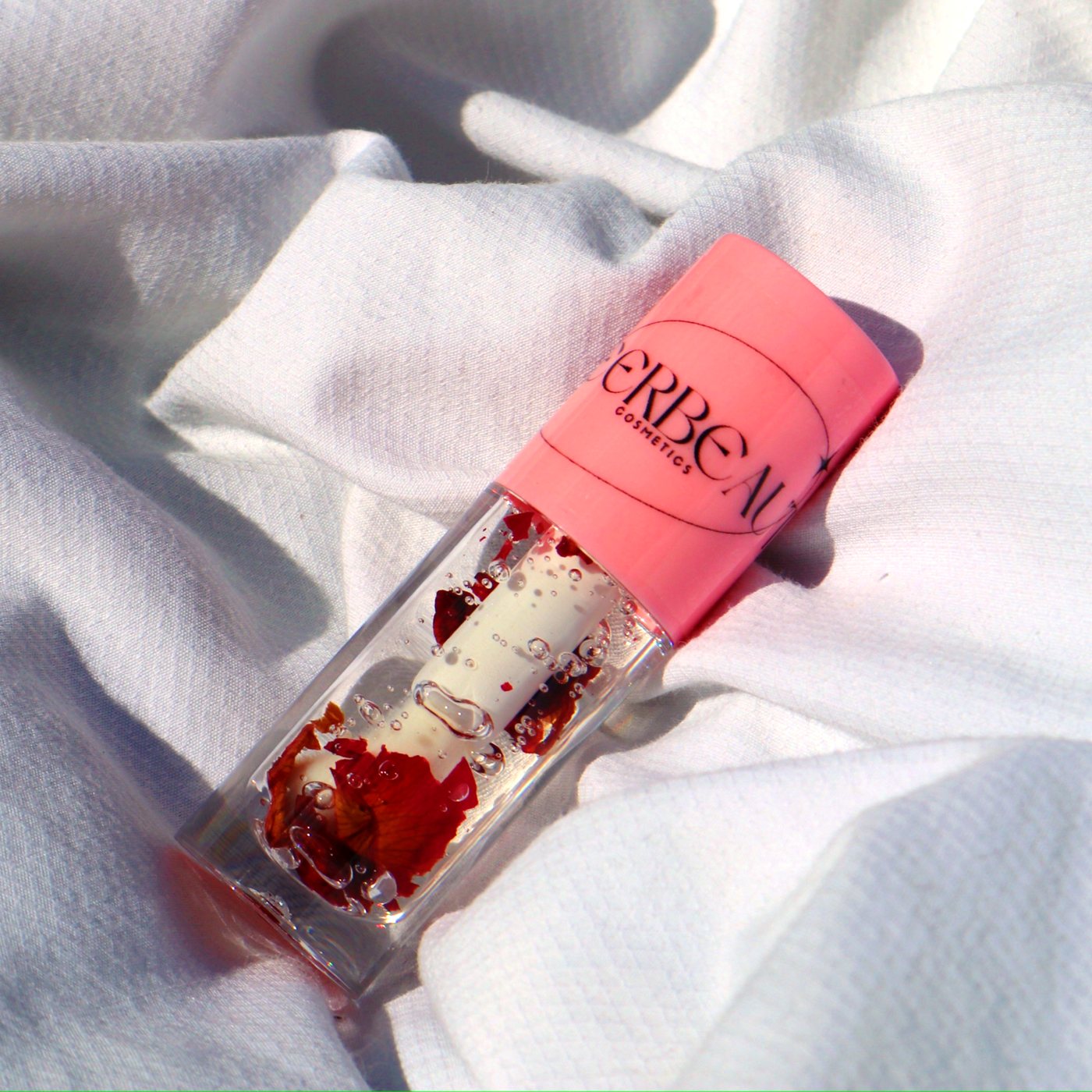 Minimal Rose, high shine gloss, in a pink-capped MEERBEAUT wand tube